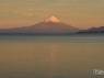 O magnífico vulcão Osorno e o lago Llanquihue iluminados pela luz de fim de tarde, em Puerto Varas, no sul do Chile